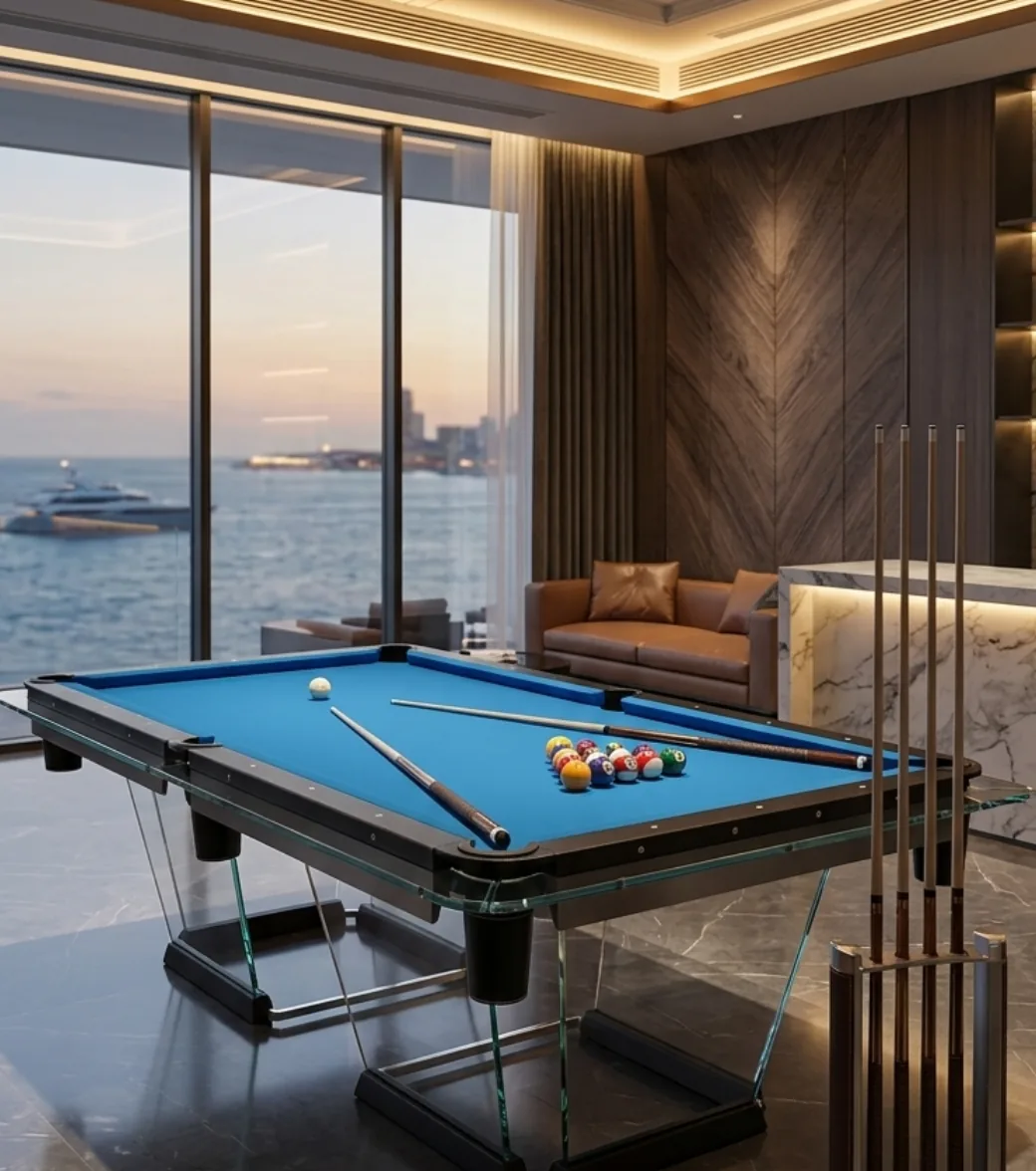 Table de billard Riflesso au tapis bleu face à la mer