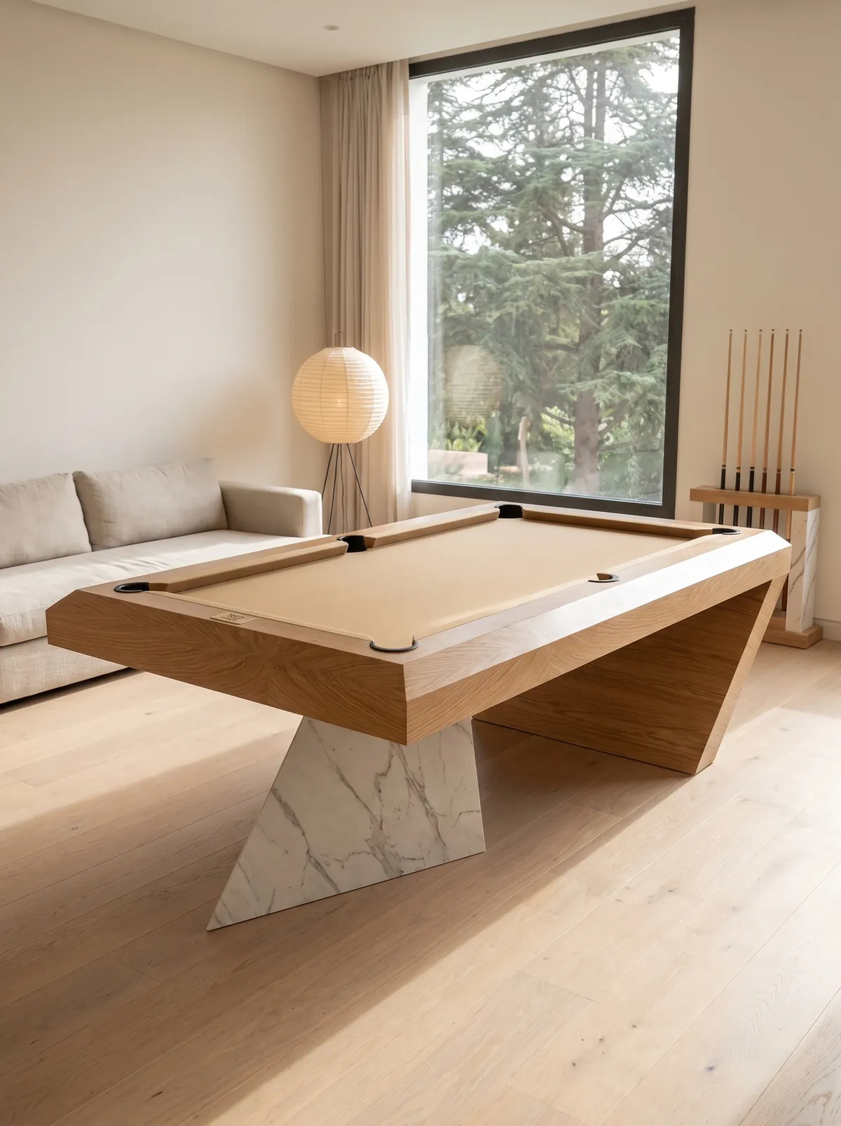 Table de billard Vertice en chêne massif posée sur une base oblique effet marbre, dans un salon lumineux