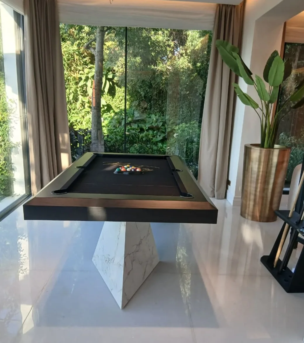 Table de billard Vertice finition sombre, vue de face sur sa base effet marbre